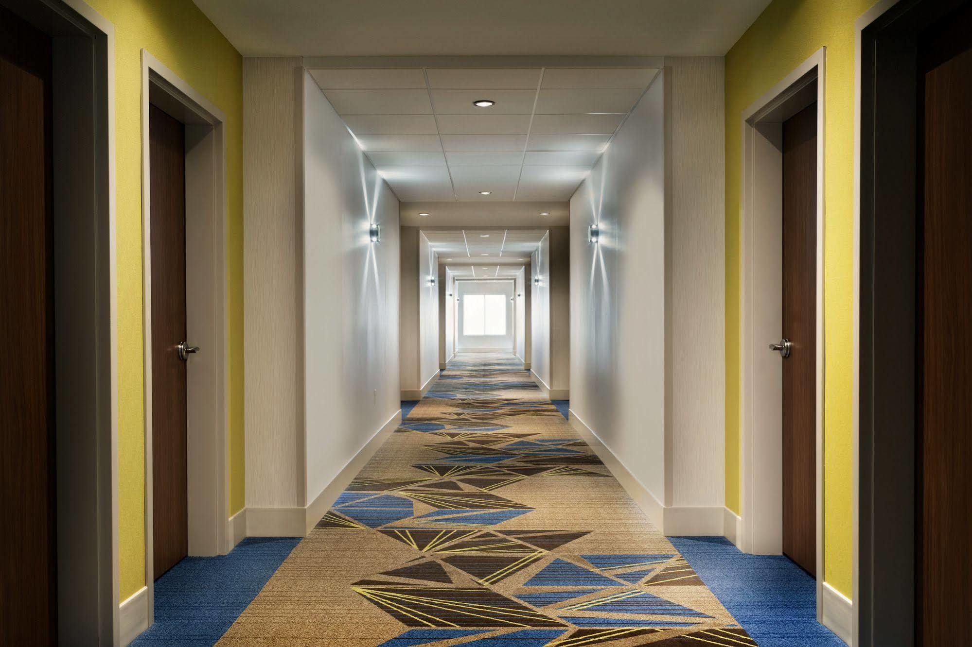 Holiday Inn Express & Suites - Columbus Airport East By Ihg Екстер'єр фото